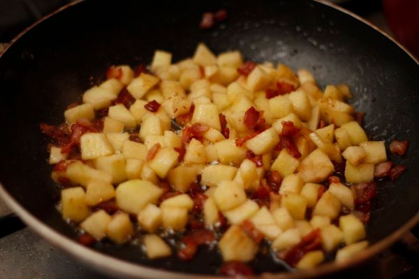 Bacon and apple frying